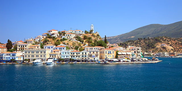 Eiland Poros dichtbij de Peloponessos