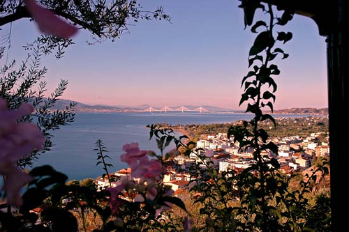 Zicht vanuit Nafpaktos op brug van Patras